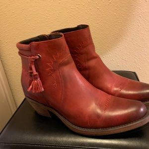 LN RED LEATHER REBA ANKLE BOOTS MADE BY JUSTIN♥️
